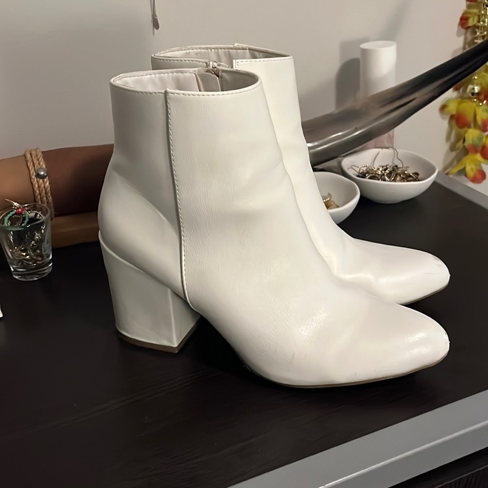 WHITE BOOTS